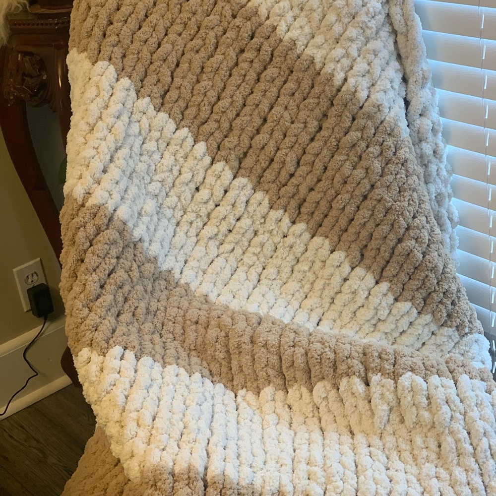 Chunky yarn throw